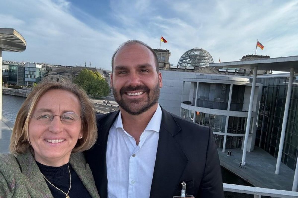 Eduardo Bolsonaro encontra neta de ministro de Hitler em visita ao parlamento da Alemanha