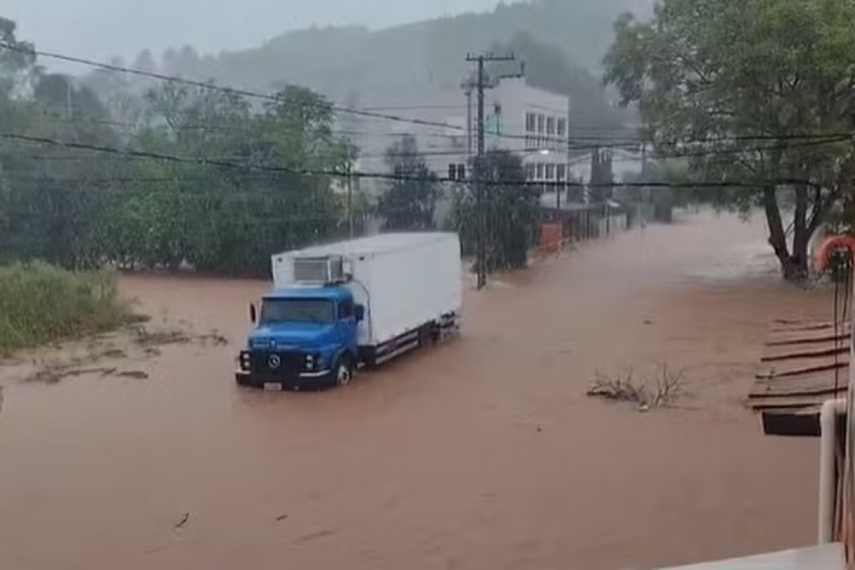 Porto Alegre fecha comportas para evitar inundação; mais de 10 morreram por causa de chuva no RS