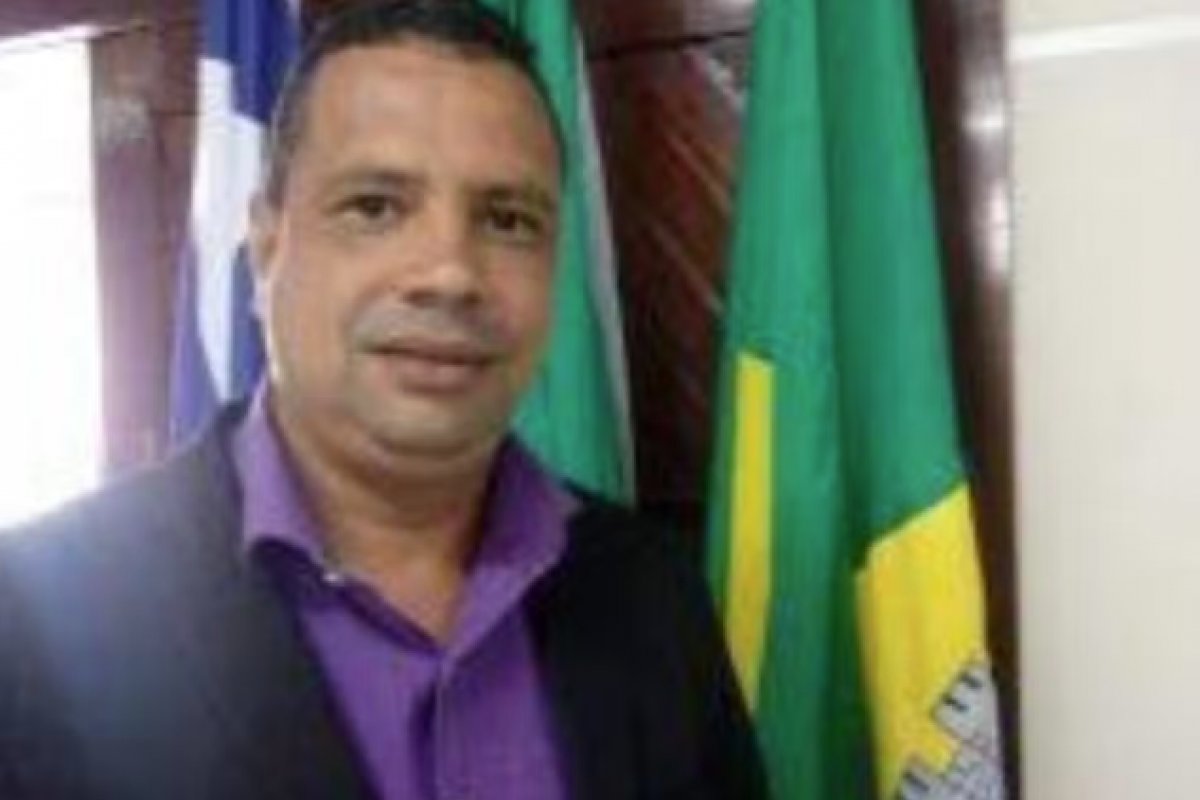 Motorista de ambulância morre após batida com caminhão