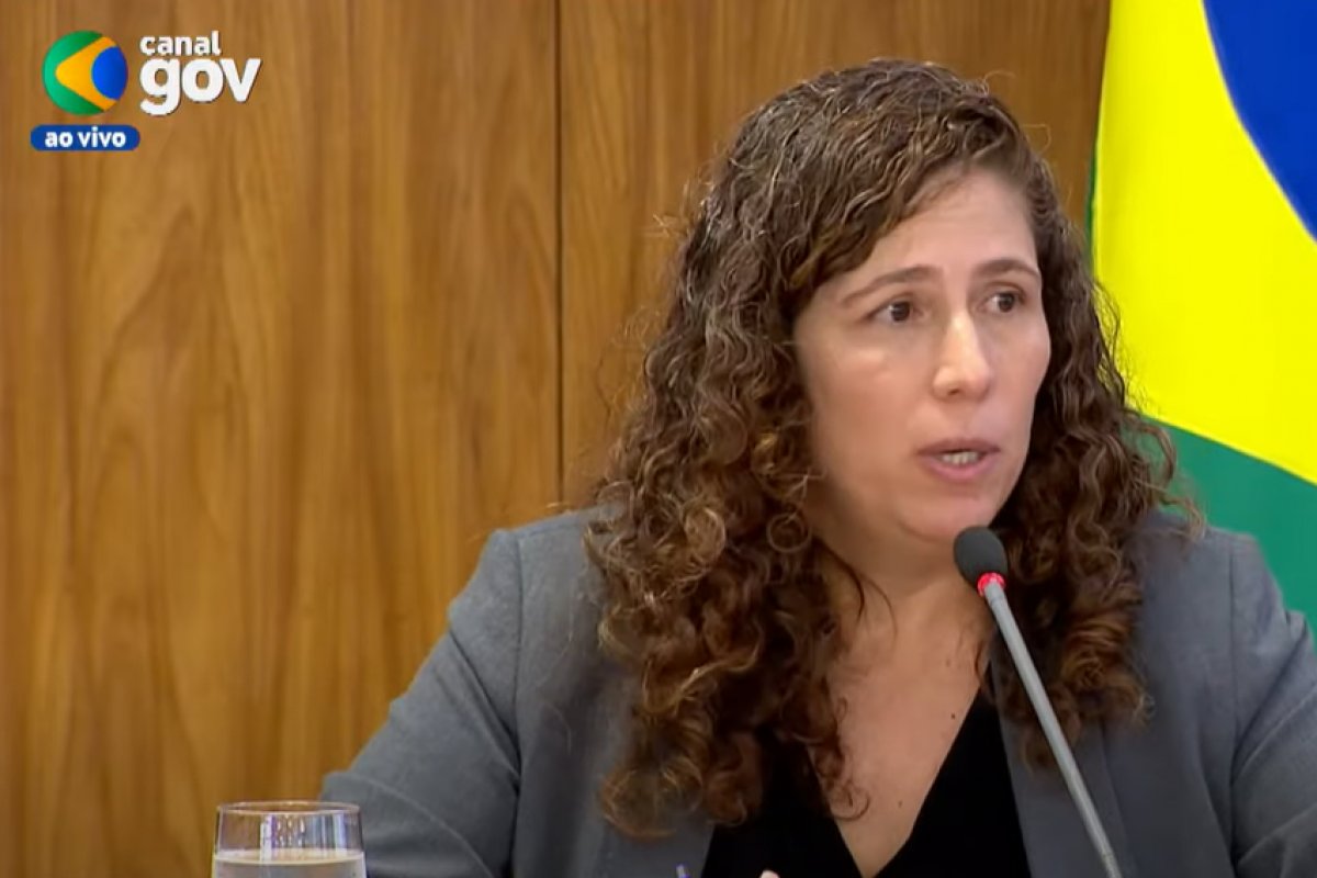 Governo planeja utilizar mesmas provas impressas em nova data do Concurso Nacional Unificado, declara Esther Dweck