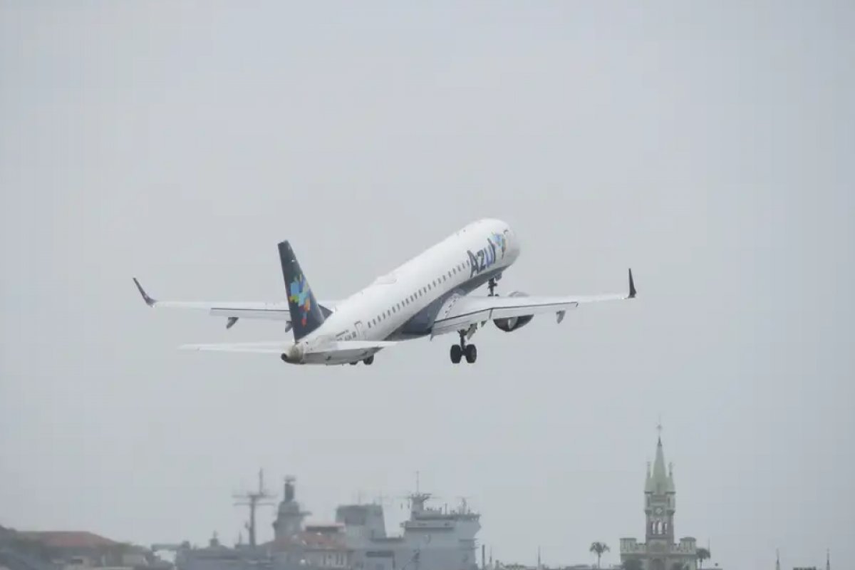 Empresas cancelam voos para Porto Alegre e aeroporto pode suspender operações