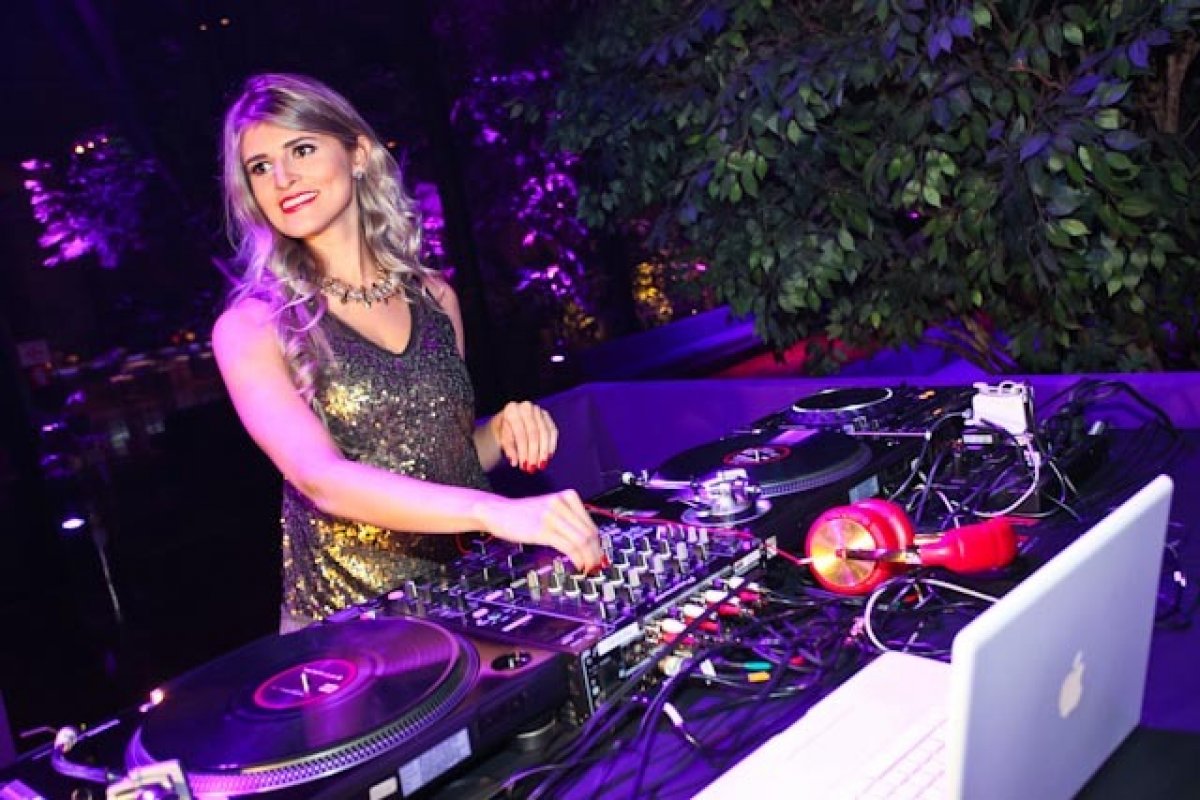 DJ Taty Aguiar prepara livro sobre a presença dos elementos da cultura brasileira na música eletrônica!