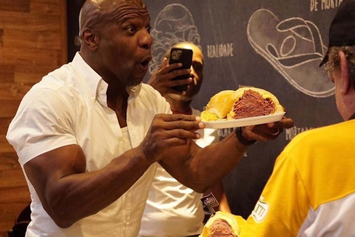 Ator de 'As branquelas' come sanduíche de mortadela no Mercado Municipal de São Paulo!