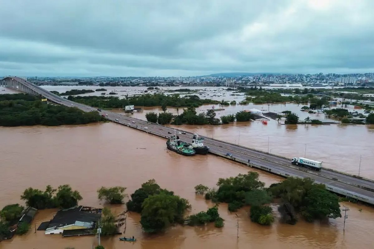 RS tem 860 mil imóveis sem água e 350 mil sem energia após temporais