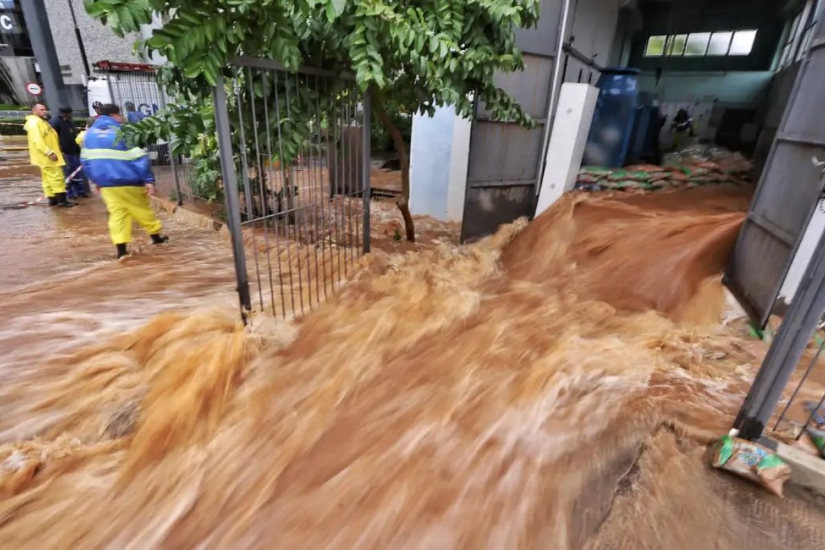 Prefeitos da Grande Porto Alegre pedem que famílias deixem áreas de risco