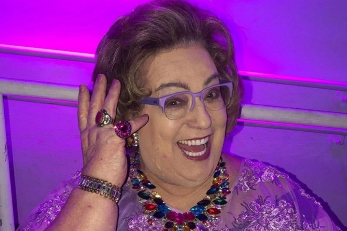 Mamma Bruschetta raspa a cabeça em luta contra um câncer