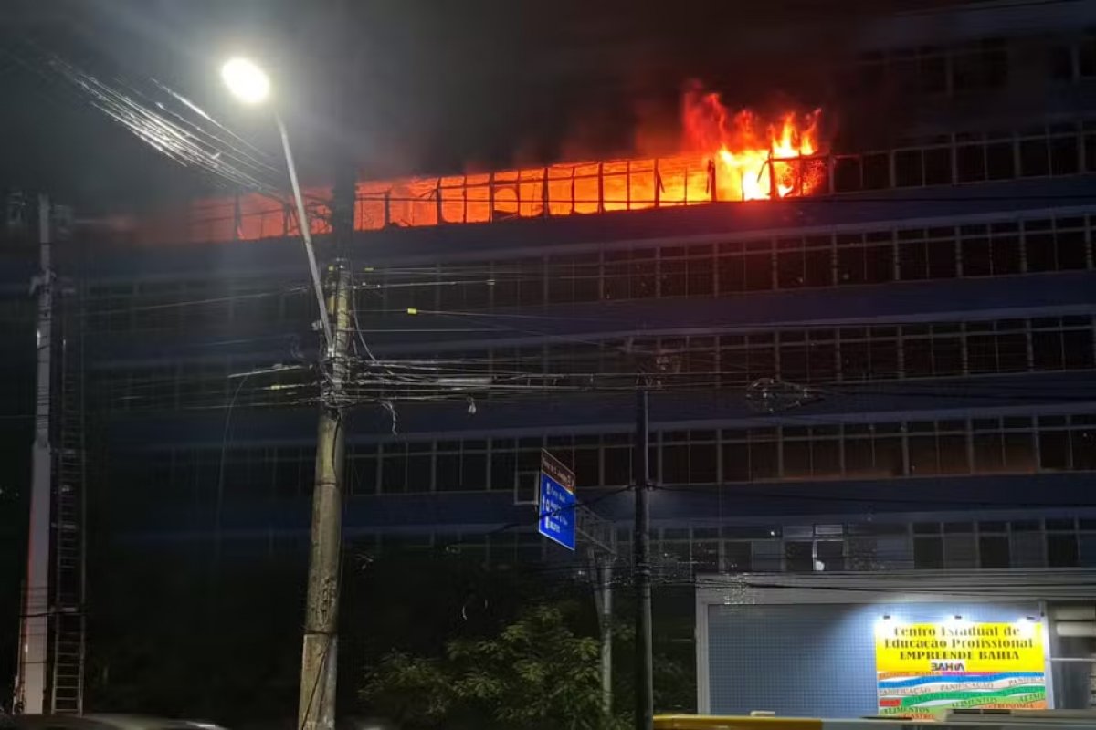 Incêndio atinge prédio no bairro de Águas de Menino, em Salvador
