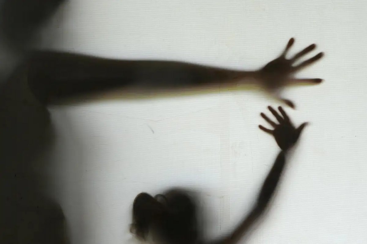 Menina de 9 anos denuncia assédios do padrasto por meio de carta escrita