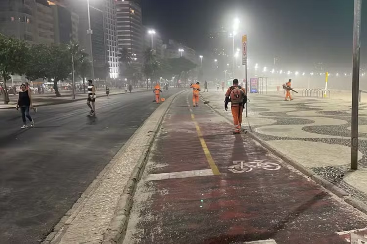 Mais de 280 toneladas de lixo são retirados de praia de Copacabana após show de Madonna