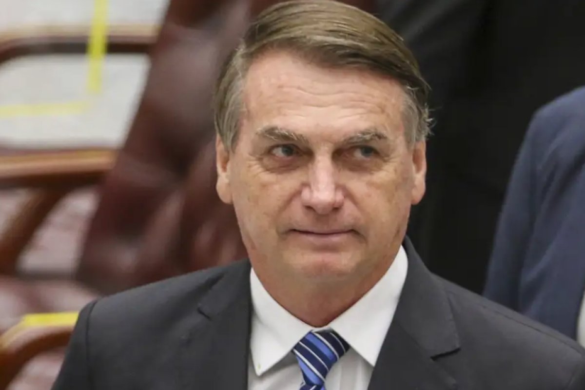Bolsonaro reage a antibiótico e será transferido para Brasília, diz Eduardo