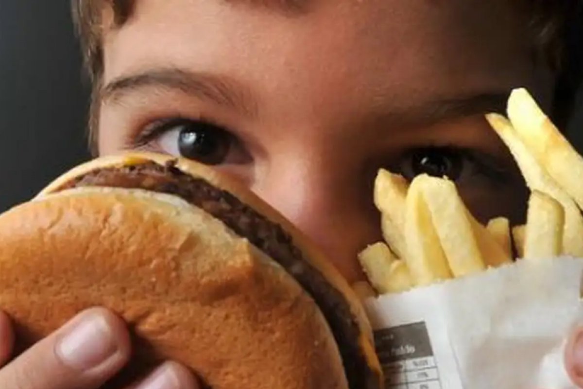 Ultraprocessados estão por trás de sintomas depressivos, mostra estudo brasileiro