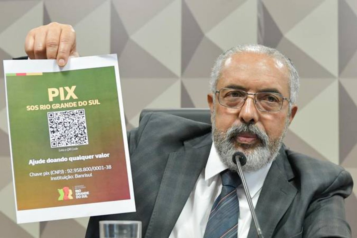 Vídeo: 'Os bombeiros tinham que escolher quem levar, os filhos ou os pais', diz Paulo Paim