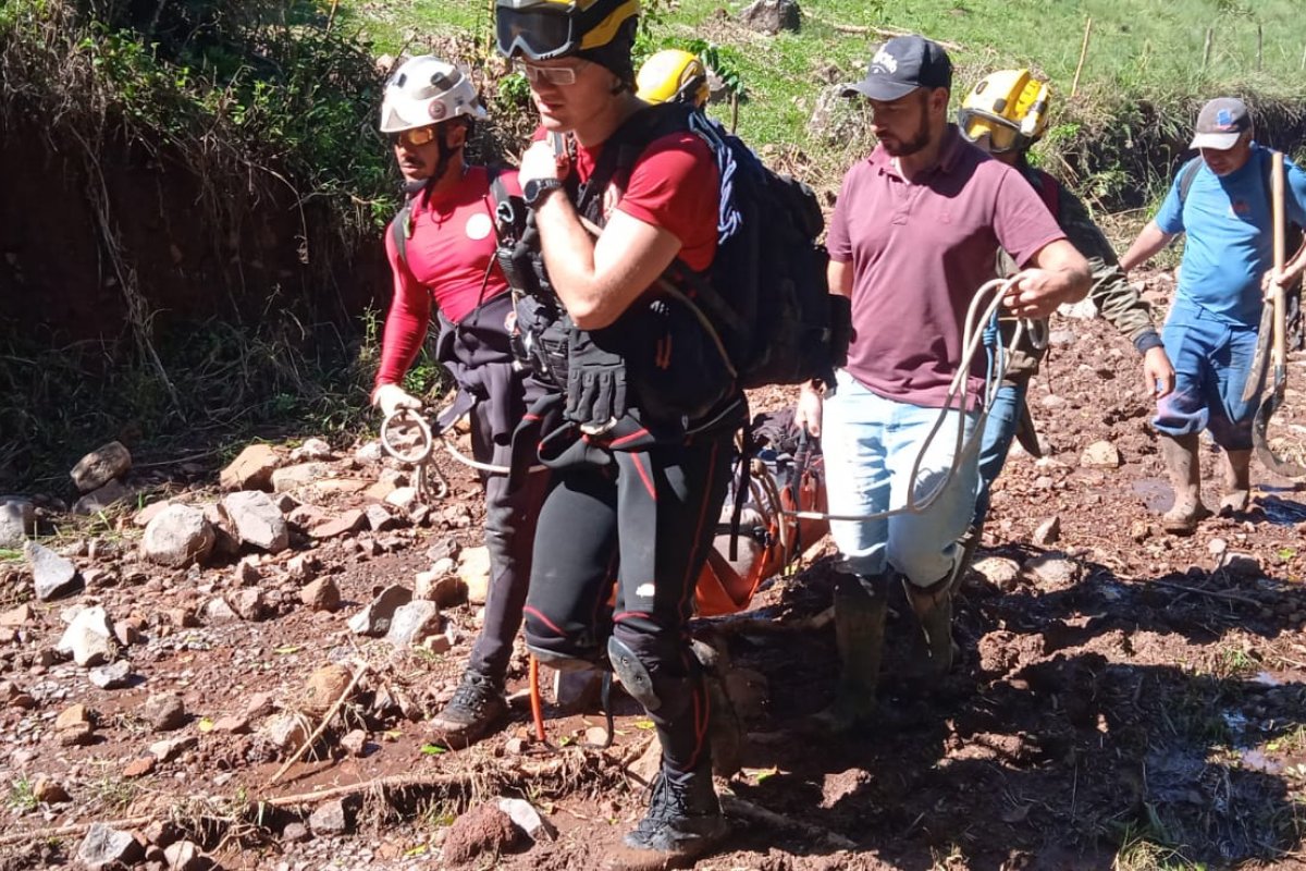 Vídeo: Bombeiros baianos carregam vítima por trilha de 3 km e resgatam 208 pessoas em áreas de risco do RS