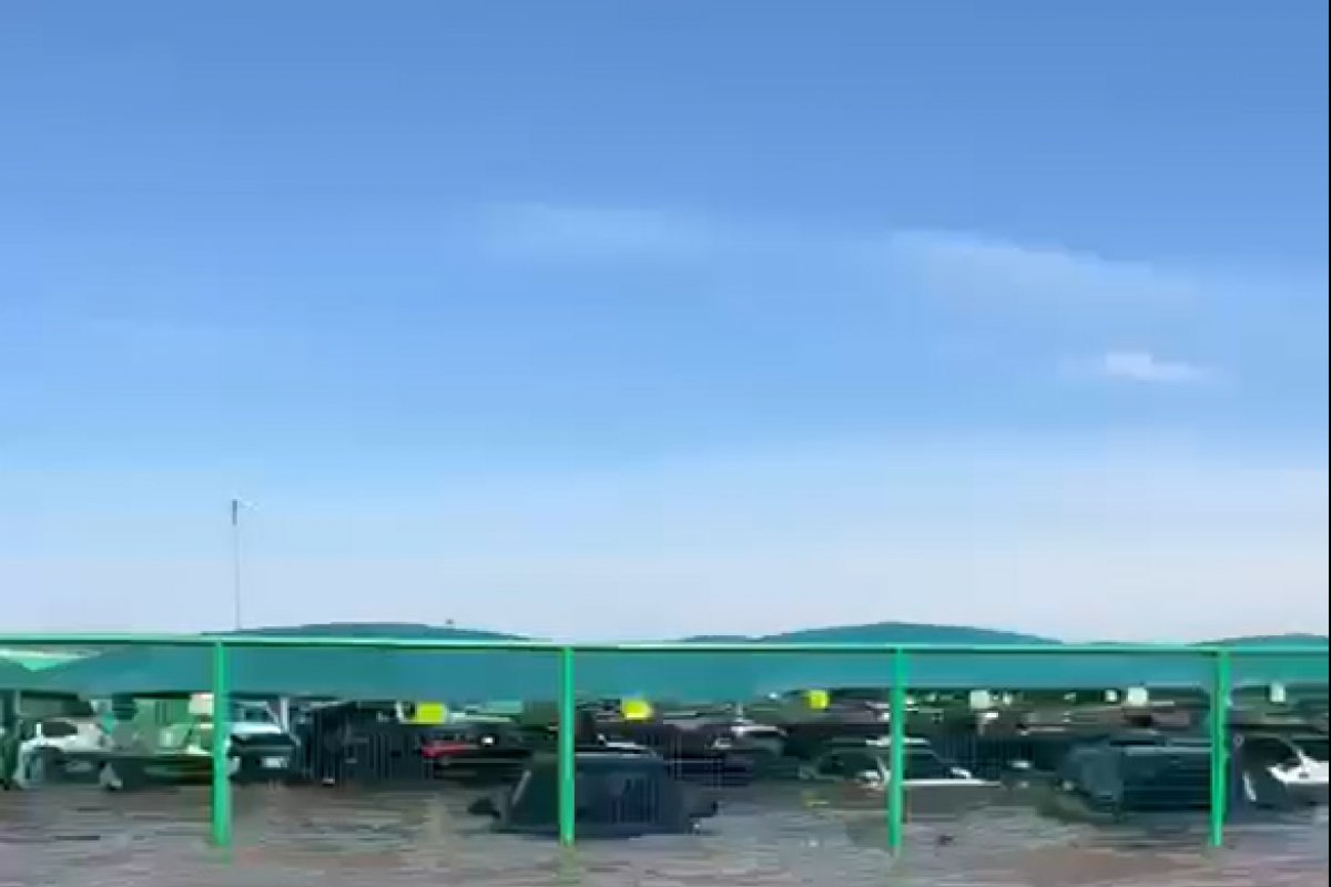 Vídeo: Pátio de loja de aluguel de carro fica completamente alagado em Porto Alegre