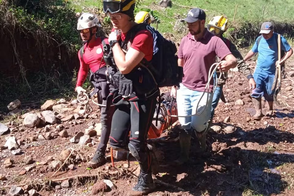 Bombeiros baianos resgatam mais de 200 pessoas atingidas pelas chuvas no RS