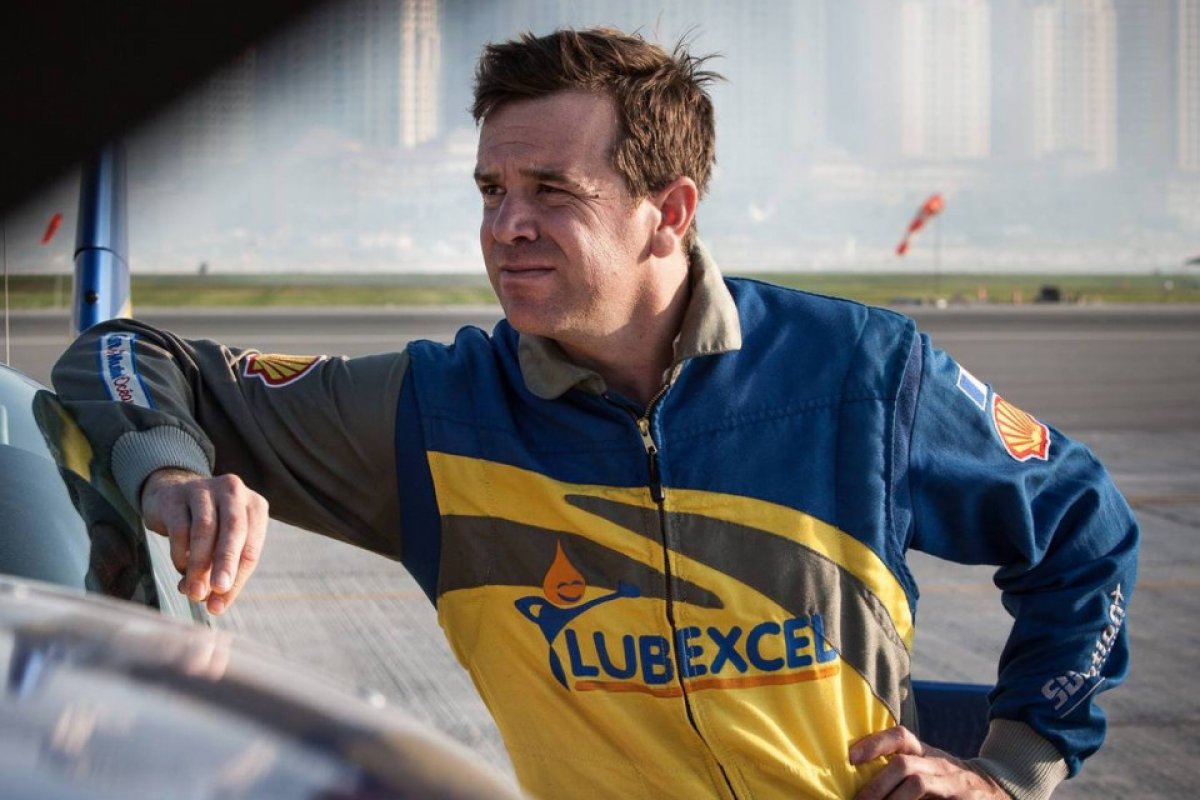 Após colidir com abutre, campeão de acrobacias morre ao cair de aeronave na Espanha