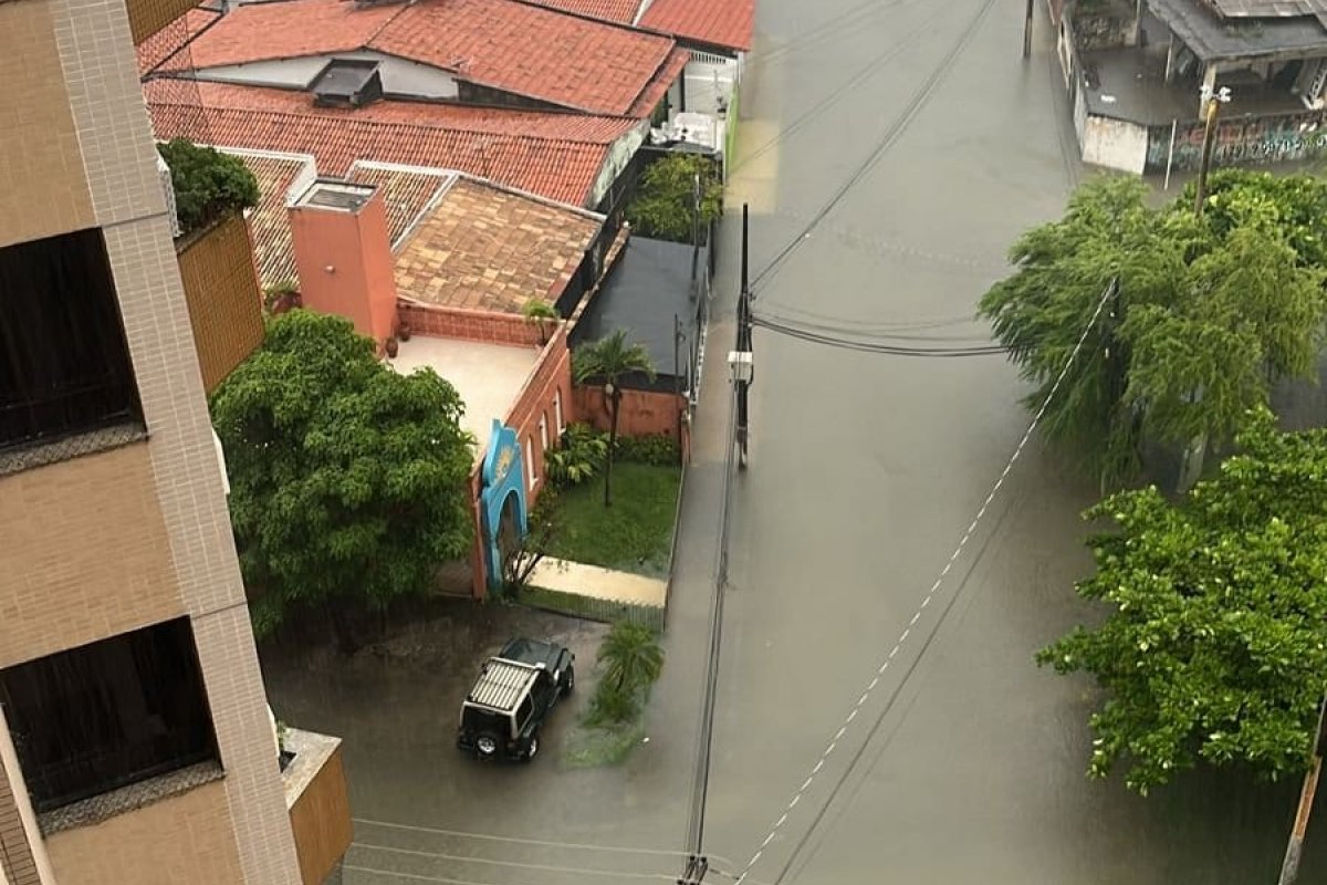Vídeo: forte chuva causa alagamento e transbordamento em Aracaju
