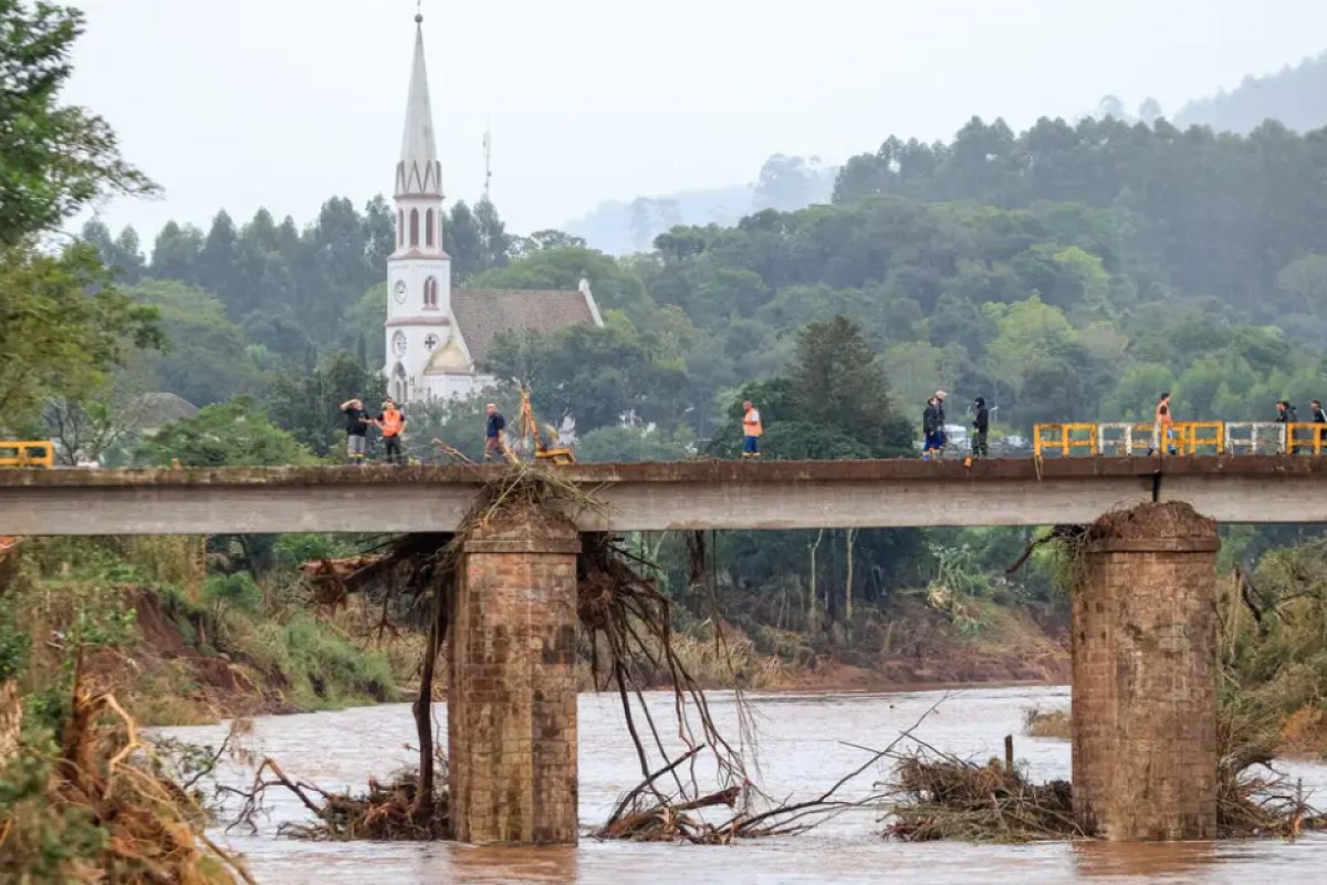 'Mortos eram amarrados em postes para água não levar', diz voluntário no RS