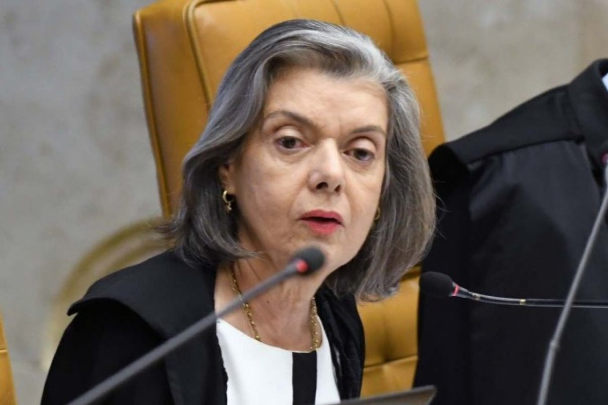 Cármen Lúcia é eleita presidente do TSE