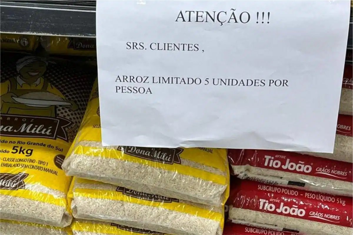 Supermercados limitam compra de arroz devido a enchentes no RS