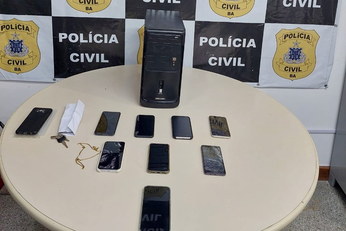 Dois homens são presos em flagrante com oito celulares roubados