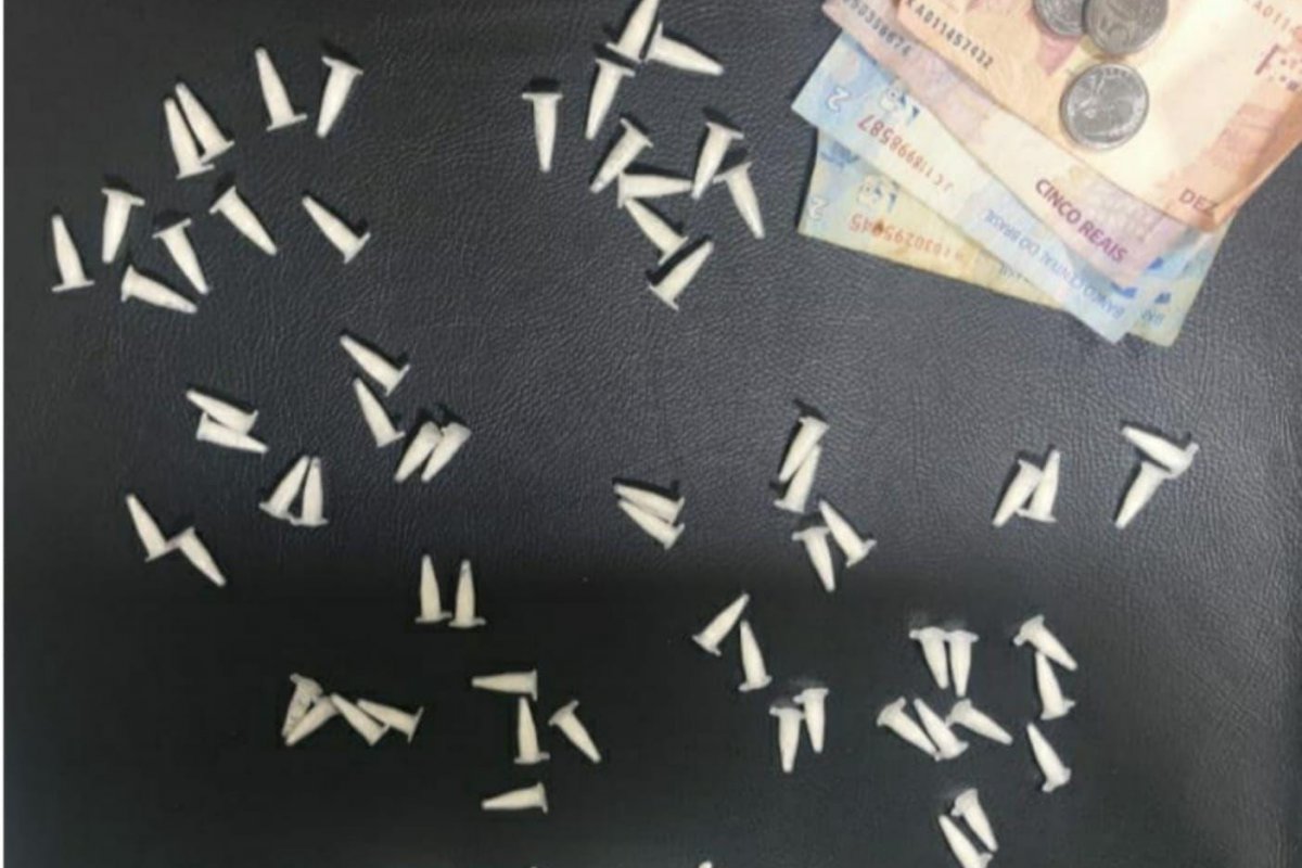 Adolescente é apreendido pela PM com cocaína no bairro de Macaúbas