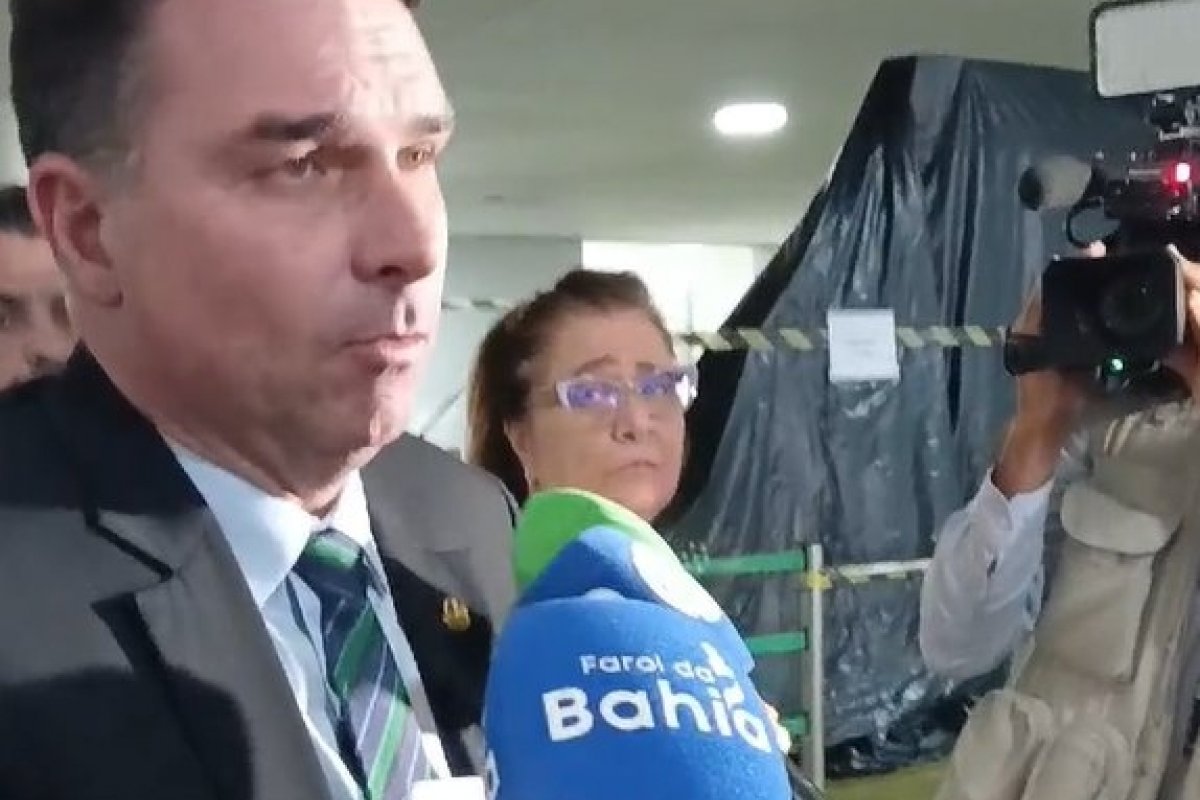 Vídeo: Adiamento de análise de veto a saidinhas foi feito "contra vontade" da oposição, diz Flávio Bolsonaro