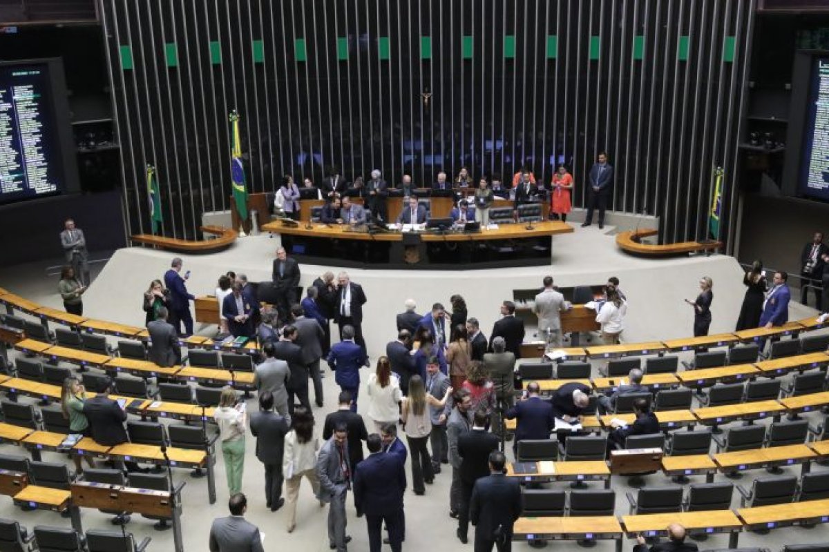 Congresso derruba vetos de Lula ao orçamento e aumenta valor das emendas de comissões