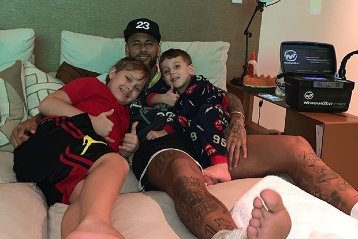 Neymar assiste jogo da Seleção com o filho Davi Lucca