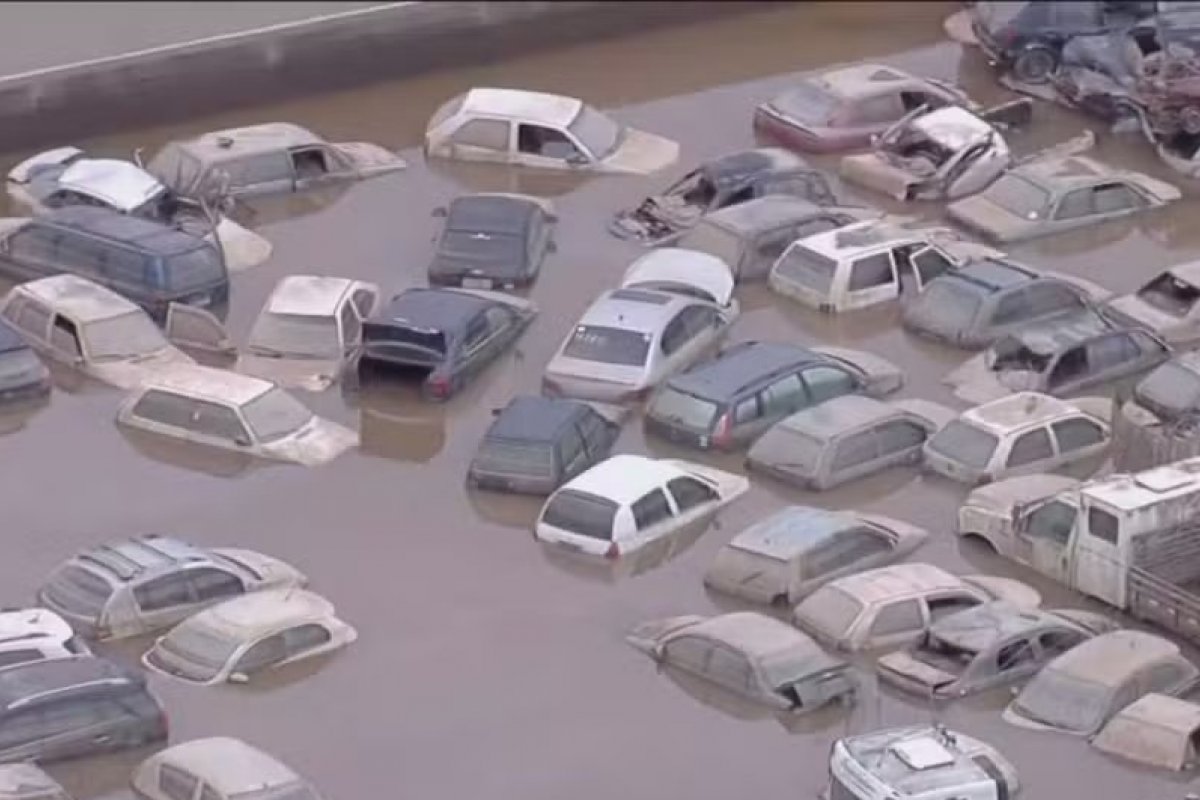 Vídeo: 'cemitério de carros' é flagrado em Eldorado do Sul, no RS