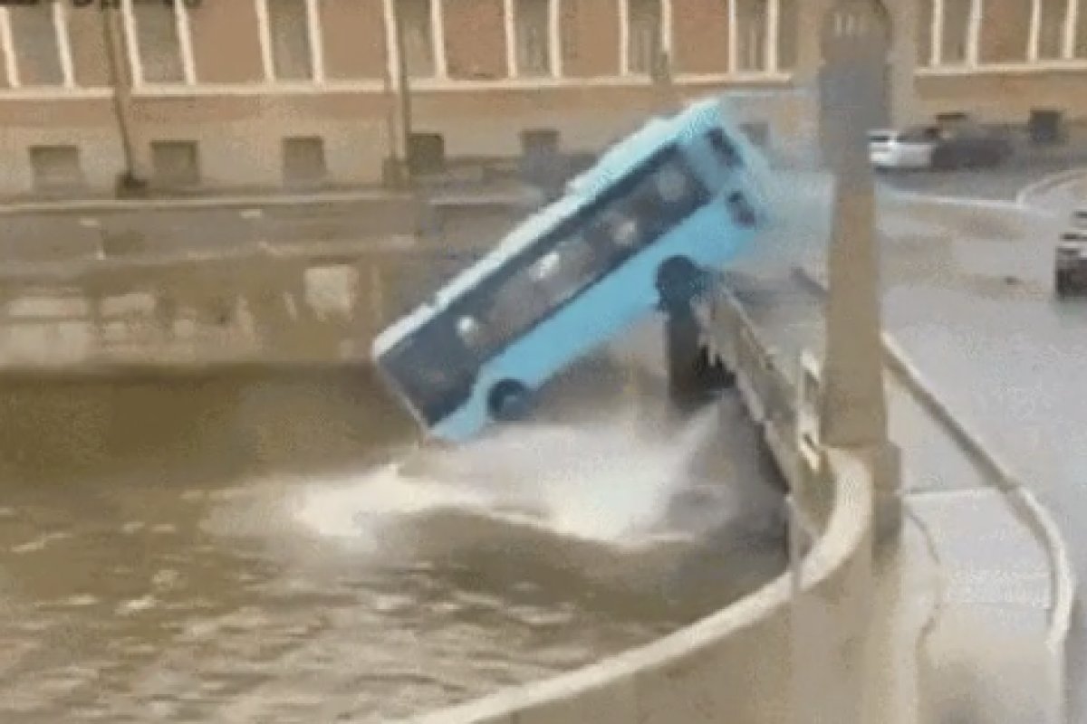 Vídeo: ônibus cai em rio em São Petersburgo, na Rússia, e deixa 3 vítimas