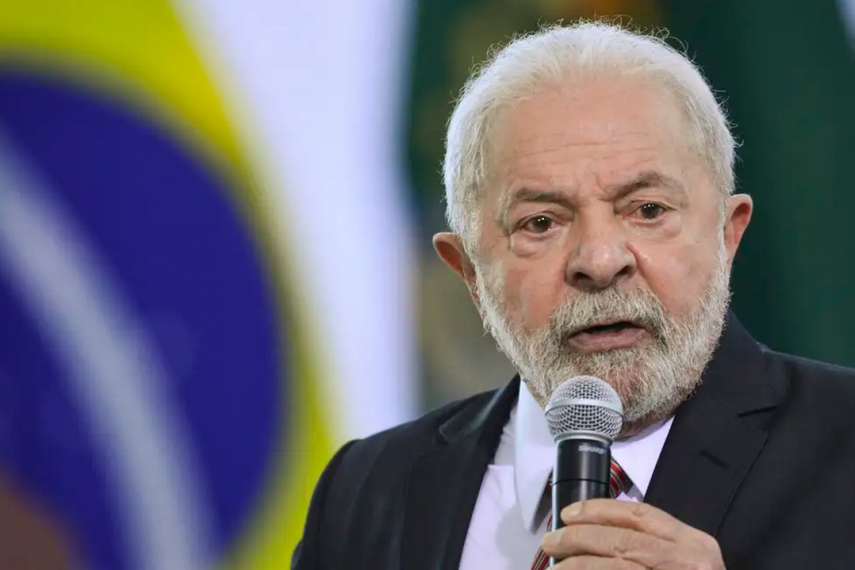 Vídeo: "Quando vai fechar a porteira, companheira?”, diz Lula ao perguntar para mãe de 5 filhos