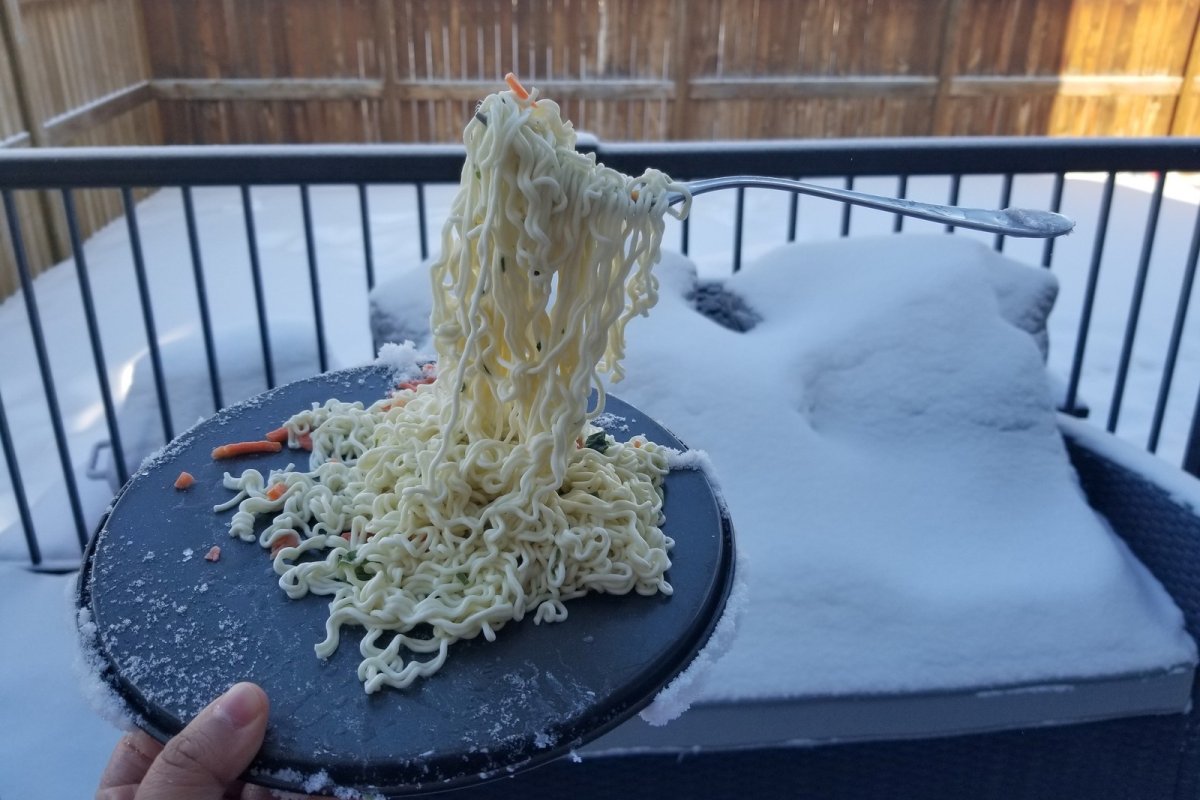Mulher congela macarrão instantâneo no frio de -32°C no Canadá