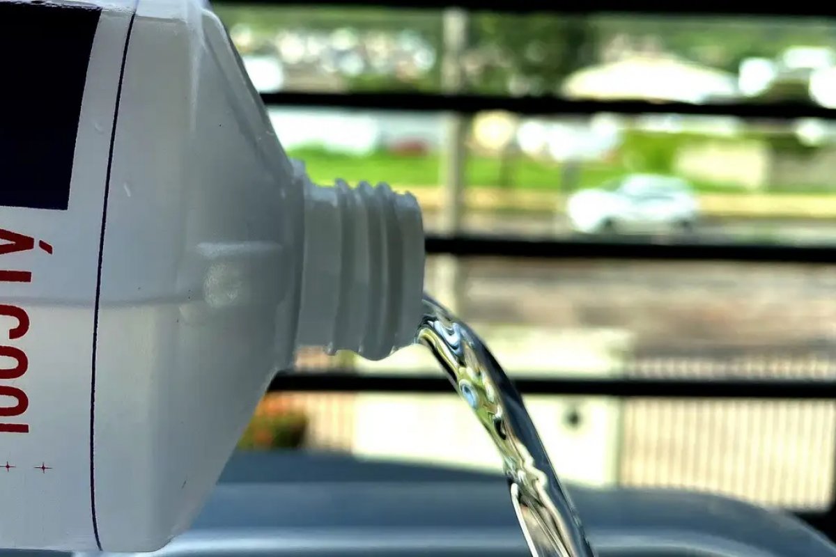 Anvisa libera venda excepcional de álcool 70% líquido devido às enchentes no RS