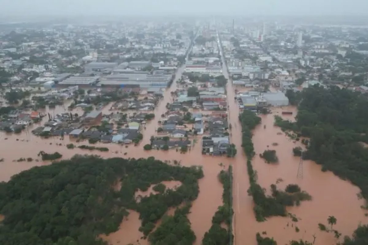 Tragédia no RS: inundação atingiu 300 mil imóveis e 800 instalações de saúde em todo o estado, indica IBGE