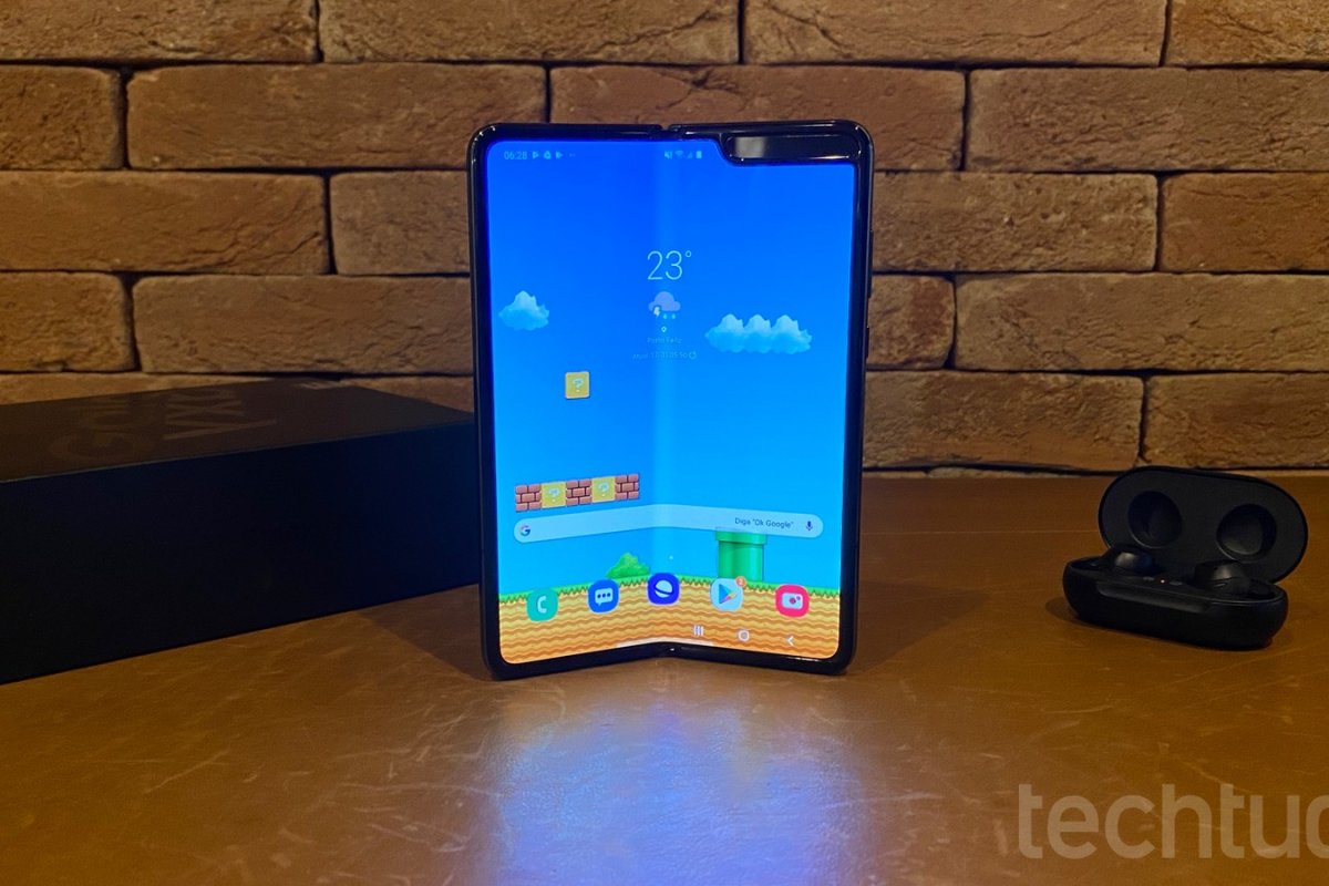 Empresa lança primeiro celular dobrável do Brasil