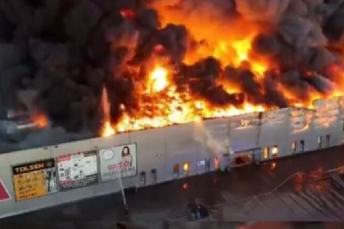 Vídeo: Drone mostra grande incêndio em shopping na Polônia