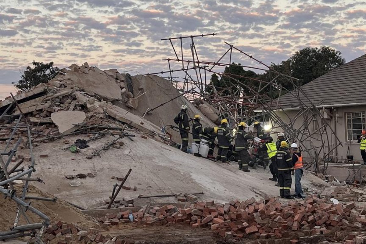Homem é resgatado após cinco dias sob escombros na África do Sul