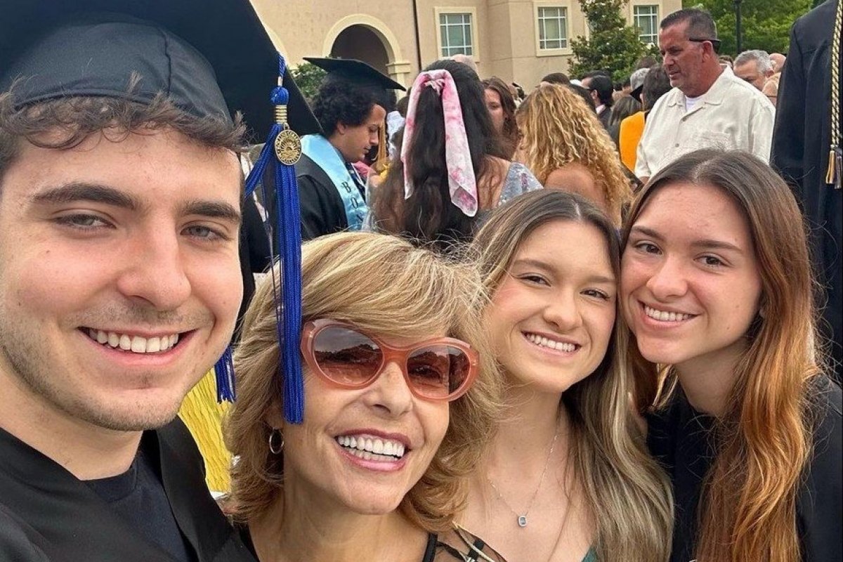 Com a presença da mãe e irmãs, filho de Gugu Liberato se forma nos EUA!