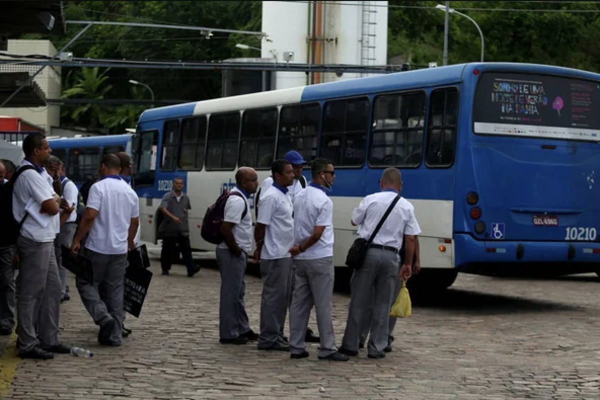 "Nem prefeitura, nem empresas, nem sindicato se preocupam com nosso sofrimento", dizem rodoviários do transporte municipal