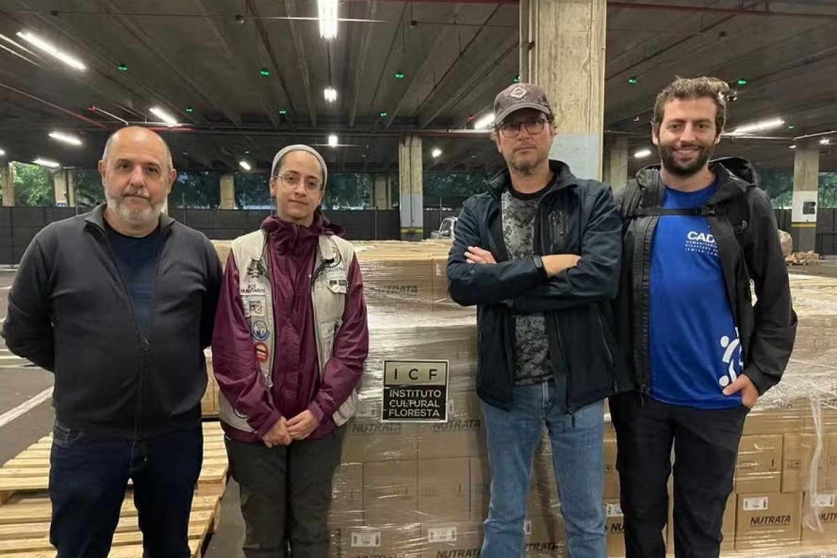 Voluntários de ONG internacional ajudam vítimas de tragédia no Rio Grande do Sul