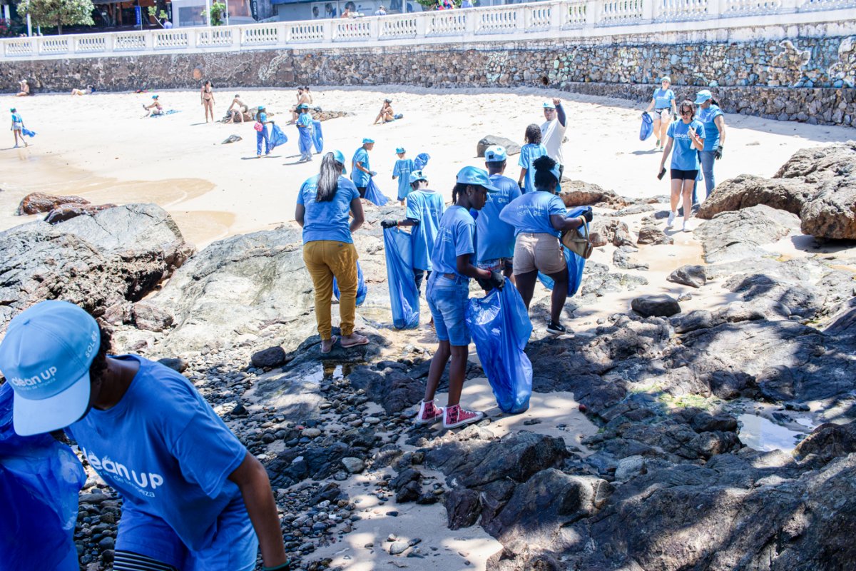 No Dia Mundial da Reciclagem, Movimento Plástico Transforma e SOLOS realizam mutirão de limpeza em Salvador