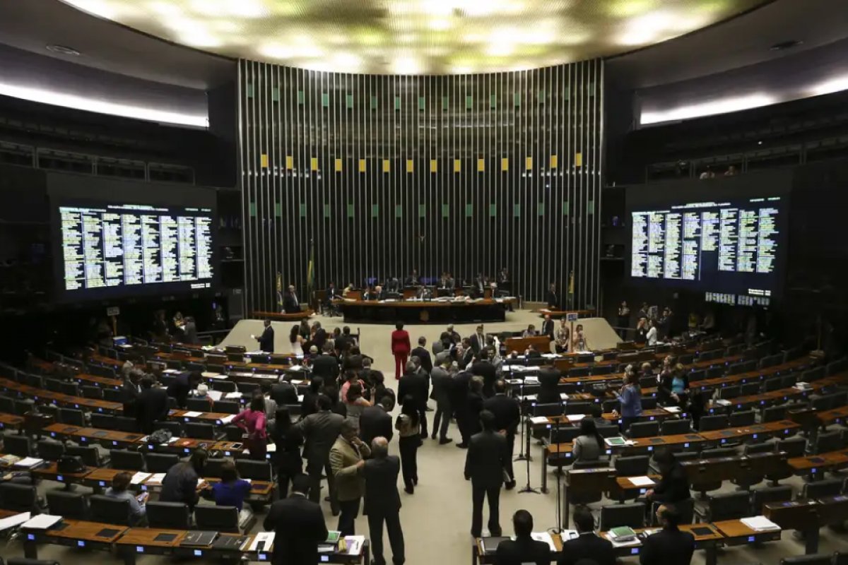 Congresso domina verba de ministério que atua em desastres e prioriza trator e asfalto