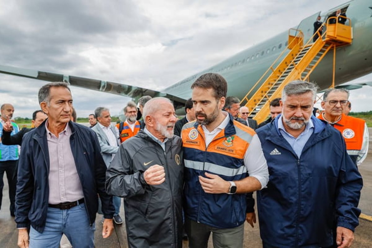 RS: Governo avalia dar voucher de R$ 5 mil por família desabrigada por enchentes