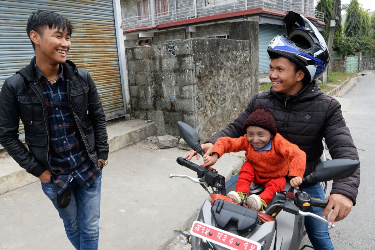 Morre o menor homem do mundo, aos 27 anos, no Nepal