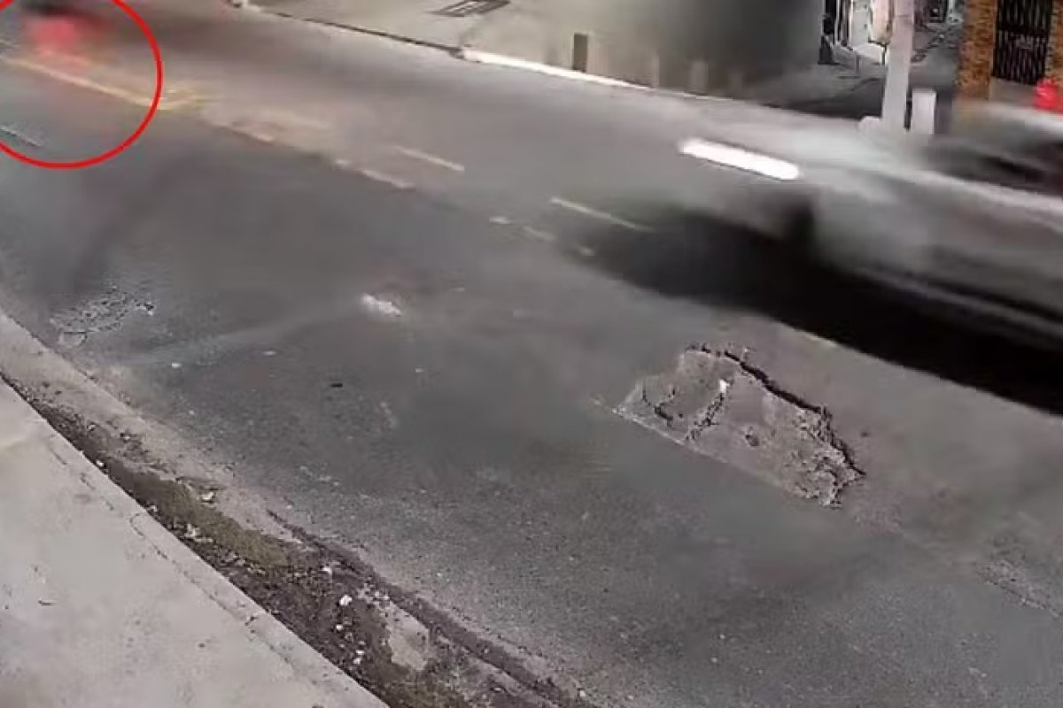 Jovens morrem em acidente de moto e PMs são investigados por não prestarem socorro