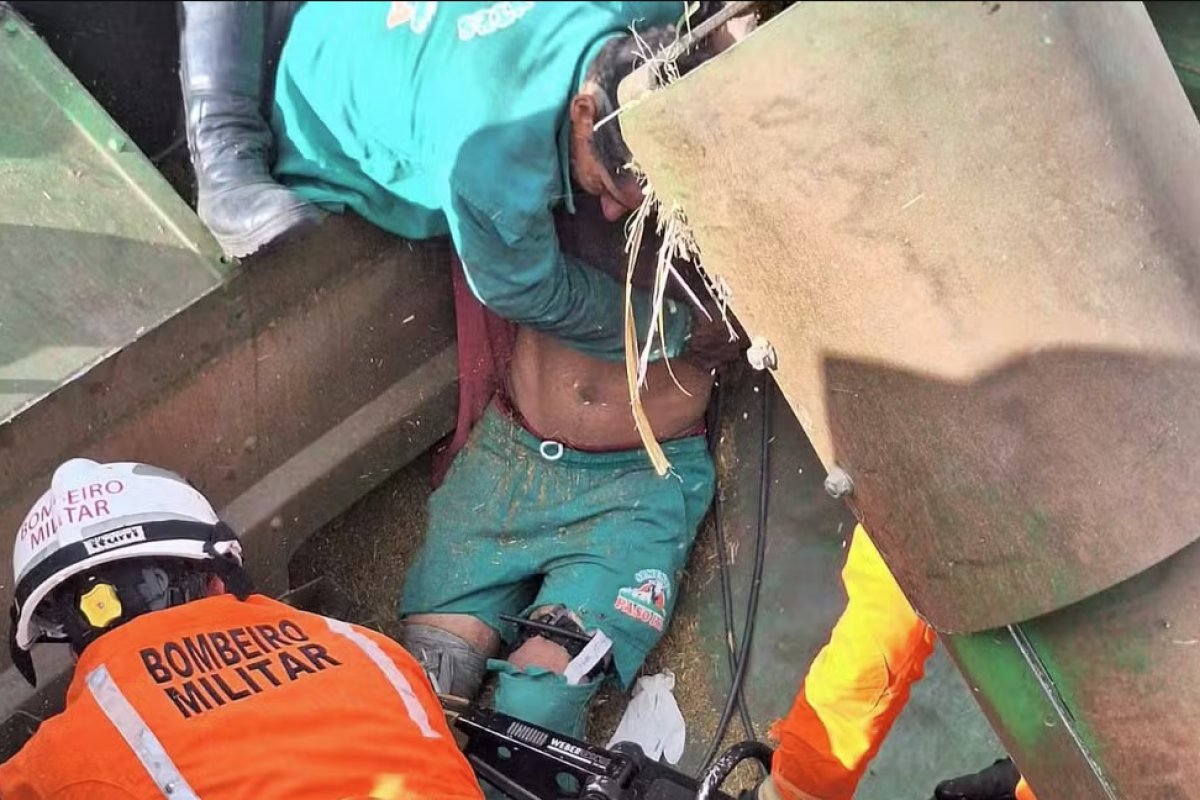 Homem fica preso no eixo de colheitadeira e é resgatado por bombeiros na Bahia