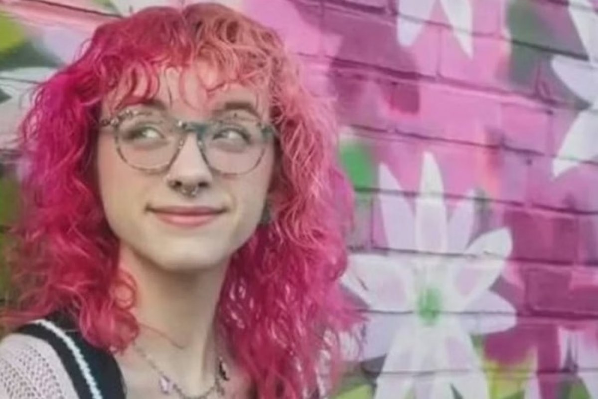 Jovem de 24 anos sofre paralisia após ser atingida por cantor que pulou sobre plateia