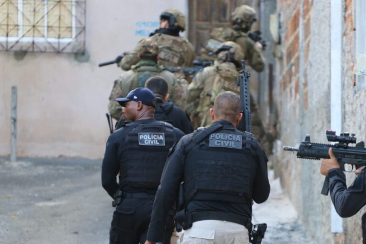 Governo paga R$ 39 milhões para mais de 20 mil policiais em premiação por redução de mortes violentas na Bahia