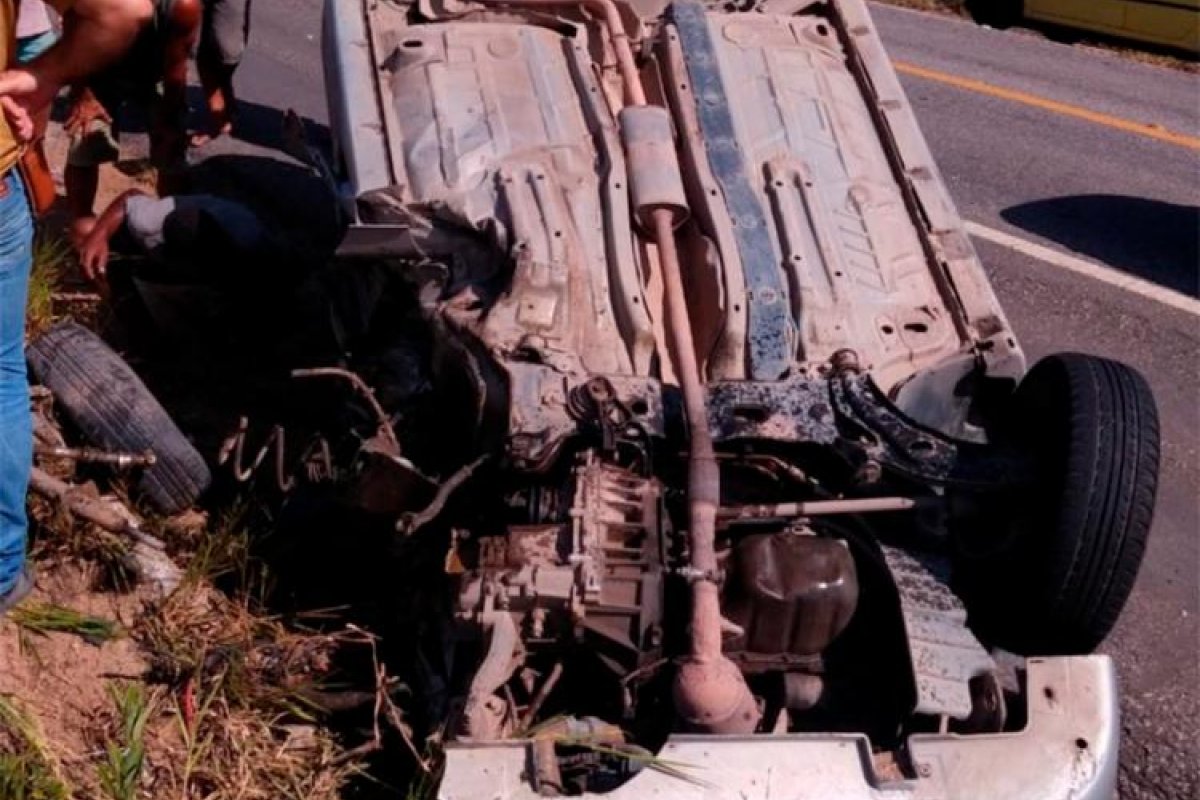 Motorista se distrai com celular e capota veículo em Porto Seguro